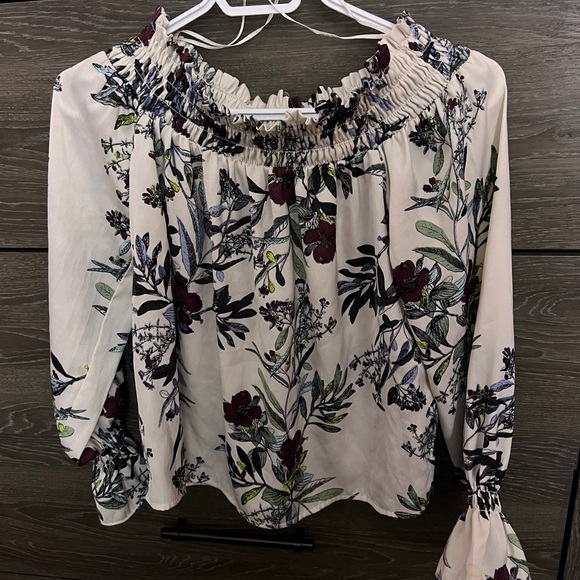 GUESS: Top off shoulder - Picture 2 of 6